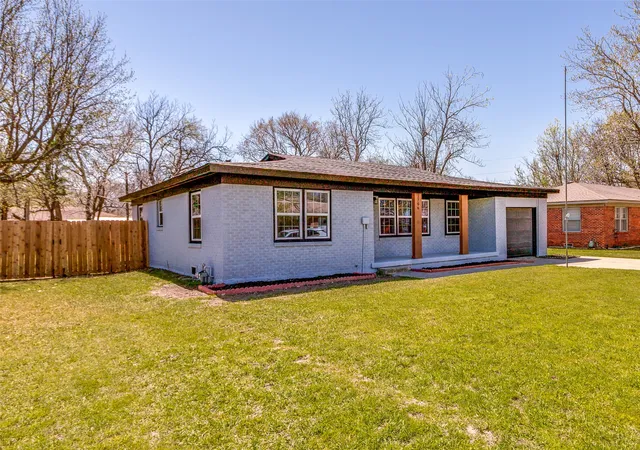 Homes for sale in Gainesville, TX | 1706 E Garnett St, Gainesville, TX 76240 | MLS# 21216214