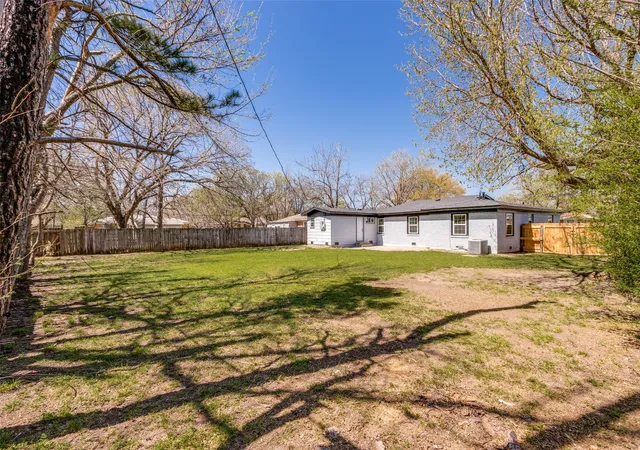 Homes for sale in Gainesville, TX | 1706 E Garnett St, Gainesville, TX 76240 | MLS# 21216214