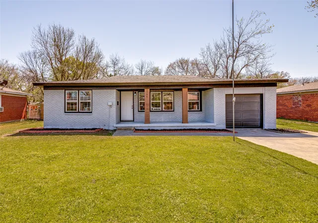 Homes for sale in Gainesville, TX | 1706 E Garnett St, Gainesville, TX 76240 | MLS# 21216214