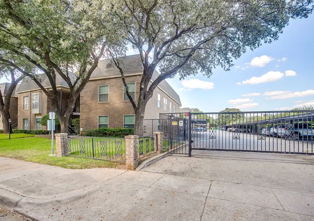 2nd image of 4438 Harlanwood Dr, Fort Worth, TX 76109