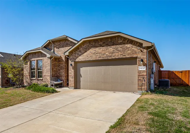 Photo 3 of Single family home for sale at 1212 Dublin Dr, Cleburne, TX 76033 | MLS# 21218462 | Listing updated on 2026-08-27