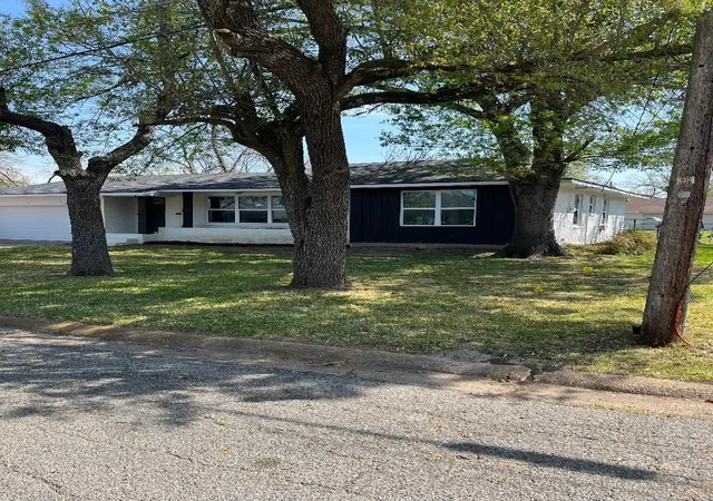 Homes for sale in Bonham, TX | 1204 Park Ave, Bonham, TX 75418 | MLS# 21217957