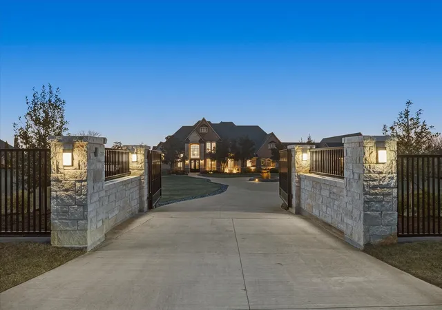 Photo 2 of Mansion for sale at 1572 Rabbit Ridge Rd, Rockwall, TX 75032 | MLS# 21212176 | Listing updated on 2026-08-31