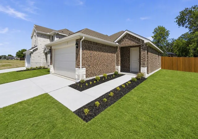 Photo 1 of Single family home for sale at 1919 Glory Dr, Bonham, TX 75418 | MLS# 21218931 | Listing updated on 2026-10-06