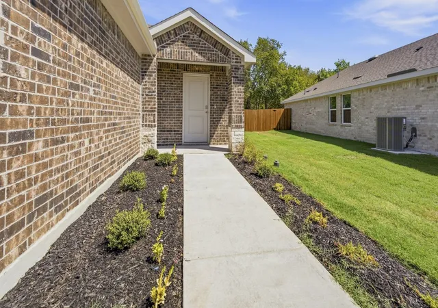 Photo 2 of Single family home for sale at 1919 Glory Dr, Bonham, TX 75418 | MLS# 21218931 | Listing updated on 2026-10-06