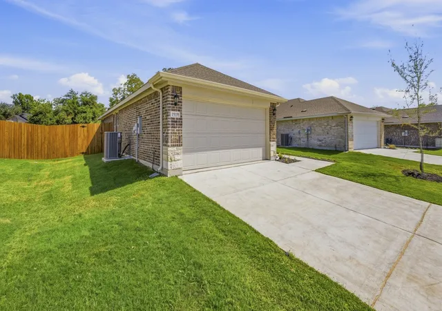 Photo 3 of Single family home for sale at 1919 Glory Dr, Bonham, TX 75418 | MLS# 21218931 | Listing updated on 2026-10-06
