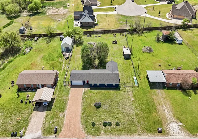 Photo 2 of Single family home for sale at 108 Paige St, Weatherford, TX 76088 | MLS# 21216477 | Listing updated on 2026-08-23