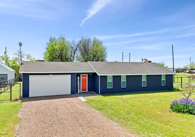 Photo 3 of Single family home for sale at 108 Paige St, Weatherford, TX 76088 | MLS# 21216477 | Listing updated on 2026-08-23