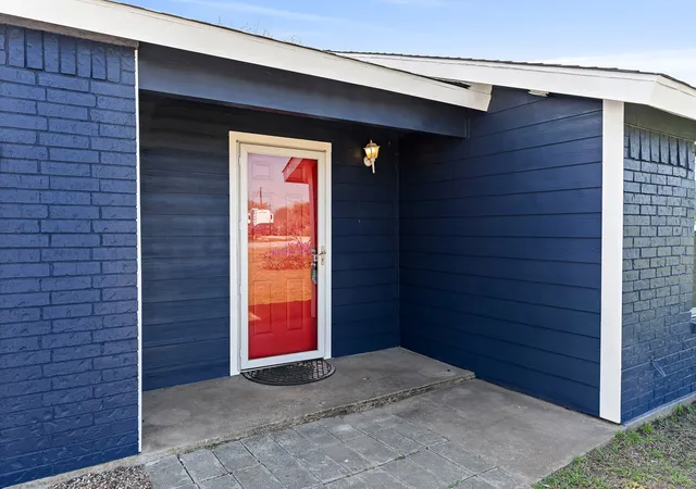 Photo 4 of Single family home for sale at 108 Paige St, Weatherford, TX 76088 | MLS# 21216477 | Listing updated on 2026-08-23