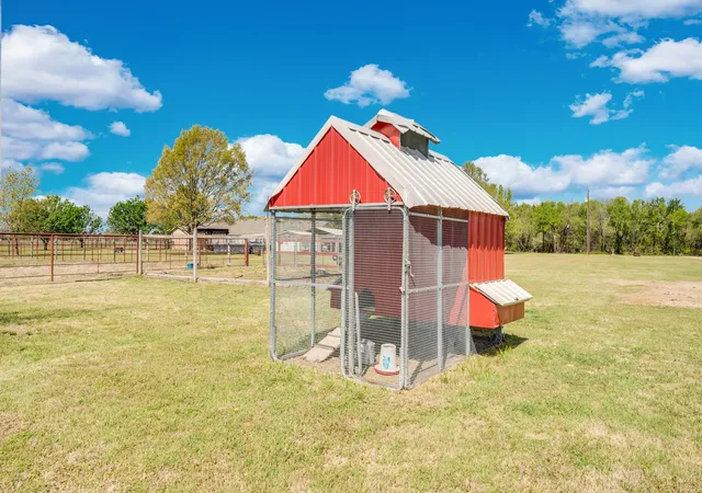 Photo 3 of Sale Pending at 130 Eubanks Rd, Maypearl, TX 76064 | MLS# 21216493 | Listing updated on 2026-08-04