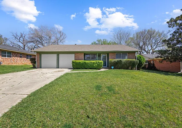 Homes for sale in Gainesville, TX | 1306 Hillside Dr, Gainesville, TX 76240 | MLS# 21219130