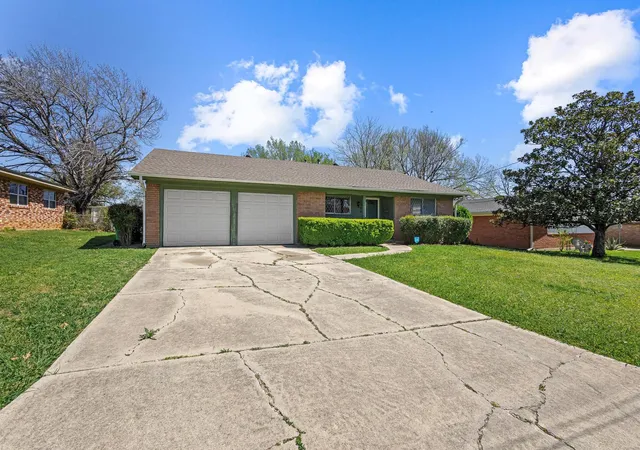 Homes for sale in Gainesville, TX | 1306 Hillside Dr, Gainesville, TX 76240 | MLS# 21219130