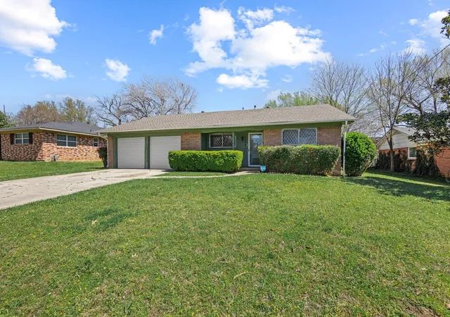 3rd image of 1306 Hillside Dr, Gainesville, TX 76240 | MLS# 21219130