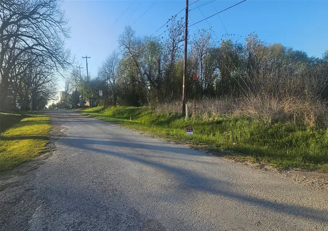 Photo 1 of Land for sale at 1111 E Jefferson St, Waxahachie, TX 75165 | MLS# 21212336 | Listing updated on 2026-09-29