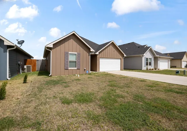 Photo 4 of Single family home for sale at 347 Preston Rd, Mabank, TX 75147 | MLS# 21218681 | Listing updated on 2026-08-21