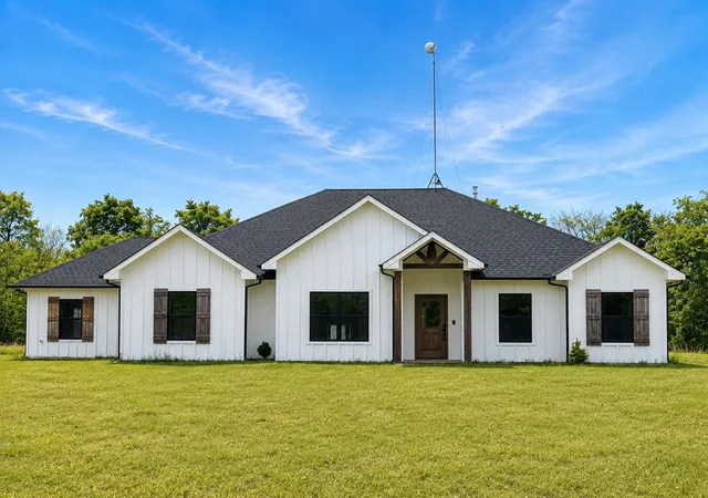 Photo 1 of Single family home for sale at 511 Interstate Hwy 30 E, Sulphur Springs, TX 75482 | MLS# 21211236 | Listing updated on 2026-07-17