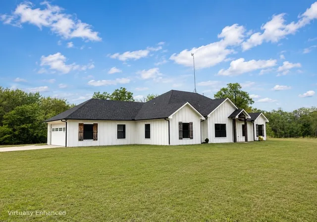 Photo 2 of Single family home for sale at 511 Interstate Hwy 30 E, Sulphur Springs, TX 75482 | MLS# 21211236 | Listing updated on 2026-07-17