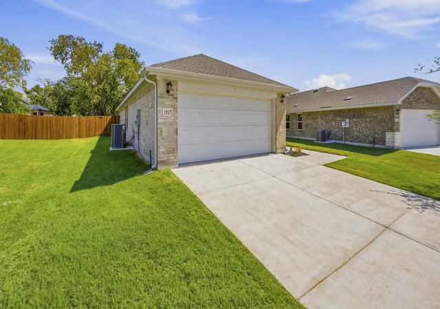 Photo 2 of Sale Pending at 1917 Glory Dr, Bonham, TX 75418 | MLS# 21219763 | Listing updated on 2026-10-07