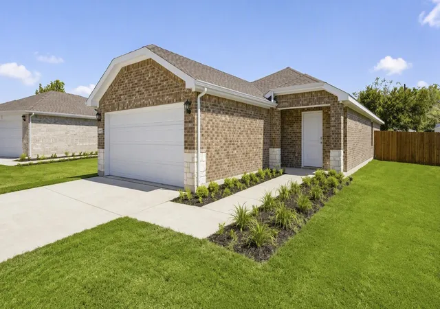 Photo 1 of Sale Pending at 1915 Glory Dr, Bonham, TX 75418 | MLS# 21219810 | Listing updated on 2026-10-07