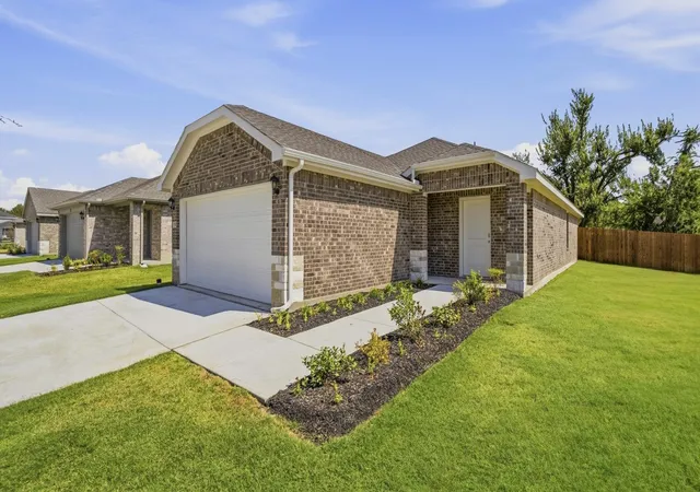 Photo 1 of Single family home for sale at 1903 Glory Dr, Bonham, TX 75418 | MLS# 21219826 | Listing updated on 2026-10-06