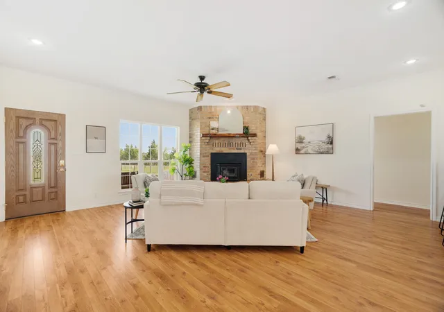 Photo 2 of Single family home for sale at 898 Farm Road 1700, Clarksville, TX 75426 | MLS# 21219601 | Listing updated on 2026-08-19