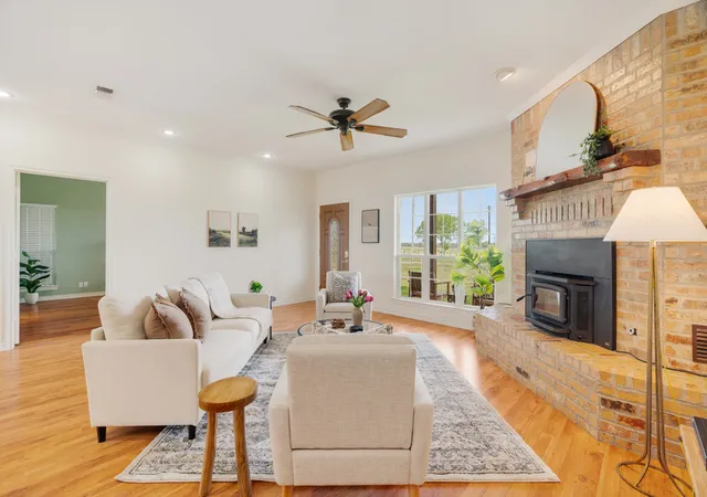Photo 3 of Single family home for sale at 898 Farm Road 1700, Clarksville, TX 75426 | MLS# 21219601 | Listing updated on 2026-08-19