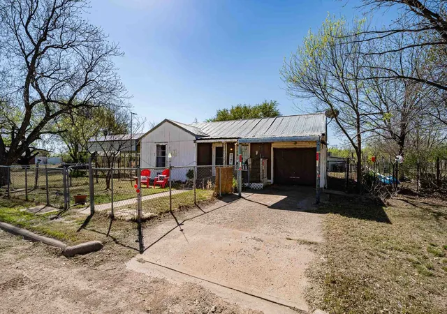 Homes for sale in Stamford, TX | 814 Texas St, Stamford, TX 79553 | MLS# 21218920