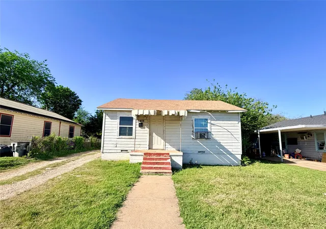 Homes for sale in Fort Worth, TX | 5408 Como Dr, Fort Worth, TX 76107 | MLS# 21219207
