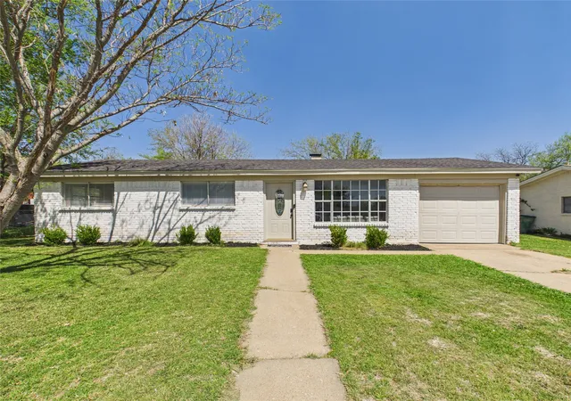 Homes for sale in Jacksboro, TX | 321 E Pine, Jacksboro, TX 76458 | MLS# 21220246