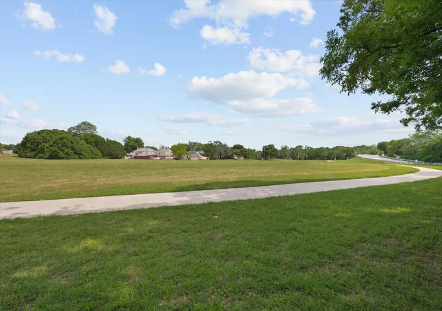 Photo 2 of Sale Pending at 699 W Wintergreen Rd, De Soto, TX 75115 | MLS# 21220645 | Listing updated on 2026-07-29