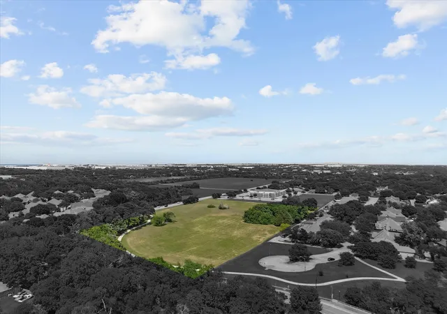 Photo 3 of Sale Pending at 699 W Wintergreen Rd, De Soto, TX 75115 | MLS# 21220645 | Listing updated on 2026-07-29