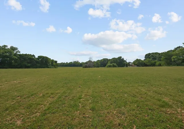 Photo 3 of Sale Pending at 699 W Wintergreen Rd, De Soto, TX 75115 | MLS# 21220645 | Listing updated on 2026-07-29