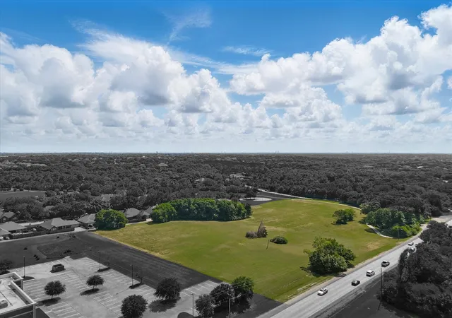 Photo 4 of Sale Pending at 699 W Wintergreen Rd, De Soto, TX 75115 | MLS# 21220645 | Listing updated on 2026-07-29