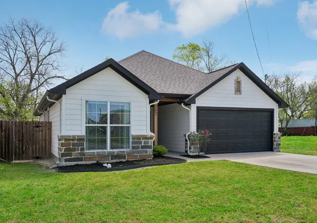 Photo 3 of Sale Pending at 2605 Langford St, Greenville, TX 75401 | MLS# 21219425 | Listing updated on 2026-07-14