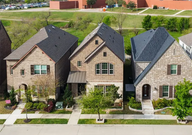 Photo 1 of Single family home for sale at 580 Courtyard Ln, Irving, TX 75039 | MLS# 21219319 | Listing updated on 2026-08-18