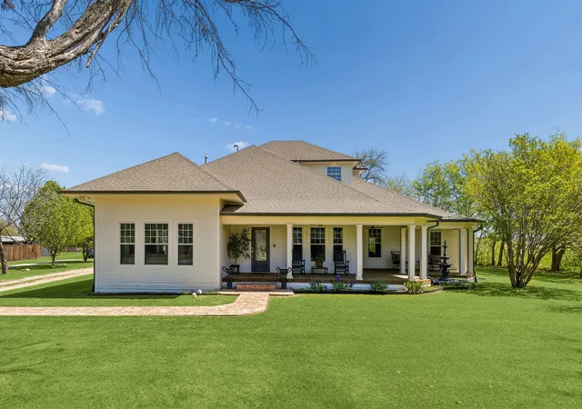 Photo 1 of Single family home for sale at 110 S Walnut, Roanoke, TX 76262 | MLS# 21218898 | Listing updated on 2026-09-29