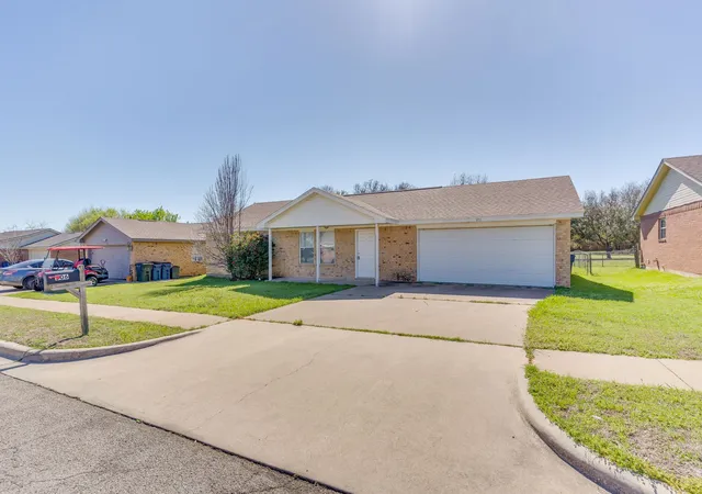 2nd image of 306 Kathy Ln, Granbury, TX 76049 | MLS# 21210319