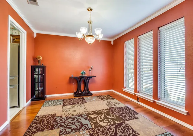 3rd image of 504 Chaffee Dr, Arlington, TX 76006 | MLS# 21220859