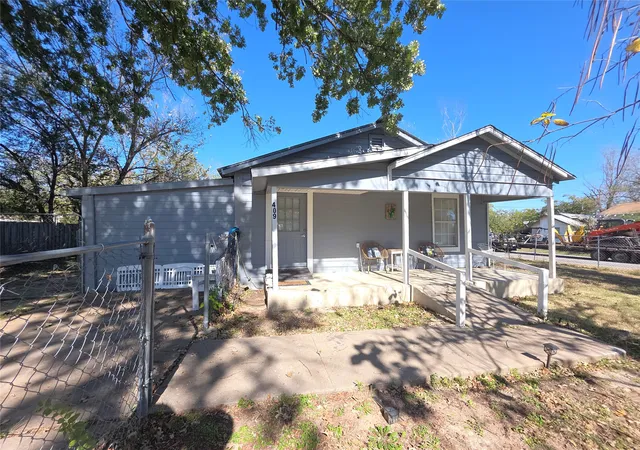 Photo 1 of Sale Pending at 409 E Houston St, Mexia, TX 76667 | MLS# 21199918 | Listing updated on 2026-09-01
