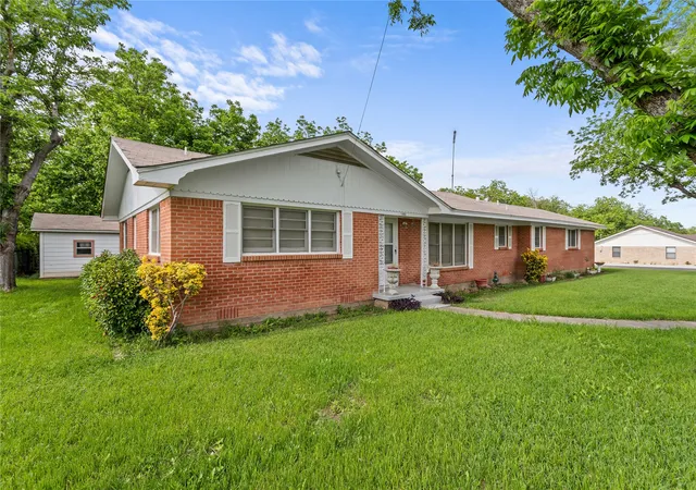 Homes for sale in Clifton, TX | 1403 W 5th St, Clifton, TX 76634 | MLS# 21221247