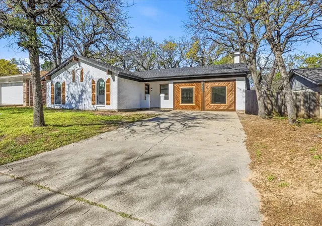 Photo 1 of Single family home for sale at 2804 Bent Tree Ln, Arlington, TX 76016 | MLS# 21221250 | Listing updated on 2026-07-28
