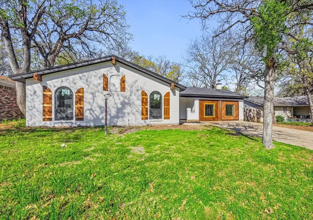 Photo 2 of Single family home for sale at 2804 Bent Tree Ln, Arlington, TX 76016 | MLS# 21221250 | Listing updated on 2026-07-28