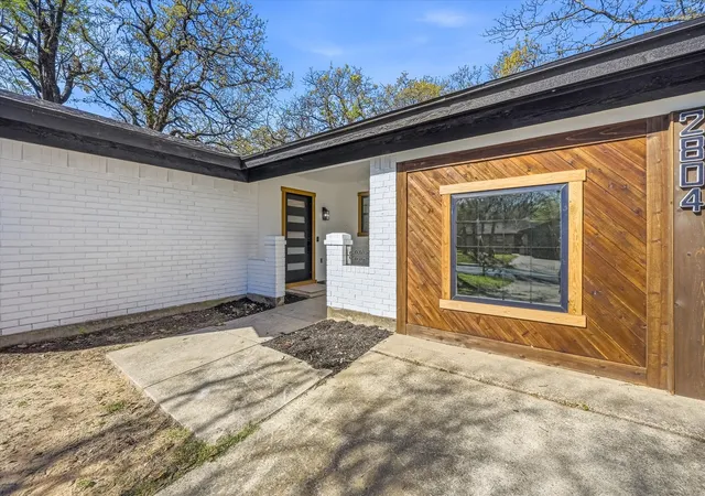 Photo 3 of Single family home for sale at 2804 Bent Tree Ln, Arlington, TX 76016 | MLS# 21221250 | Listing updated on 2026-07-28