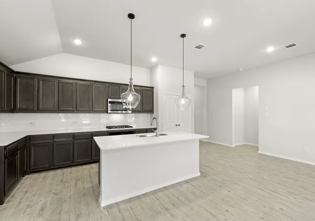 Photo 4 of Single family home for sale at 114 Bandit Trl, Terrell, TX 75160 | MLS# 21221281 | Listing updated on 2026-10-01