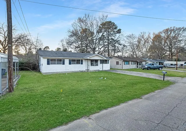 Photo 2 of Single family home for sale at 224 Shellwood Dr, Wake Village, TX 75501 | MLS# 21221294 | Listing updated on 2026-08-22