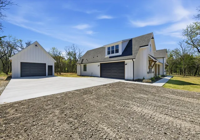Photo 3 of Single family home for sale at 377 Oak Cove Ct, Sunset, TX 76270 | MLS# 21220904 | Listing updated on 2026-08-26