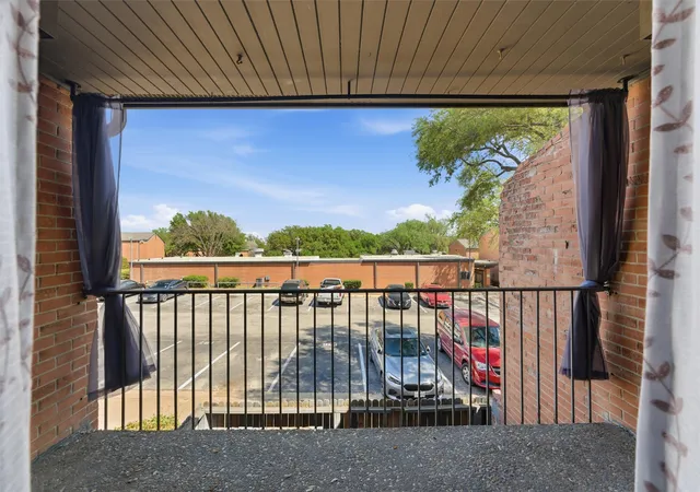 Homes for sale in Grand Prairie, TX | 558 E Avenue J #D, Grand Prairie, TX 75050 | MLS# 21220132