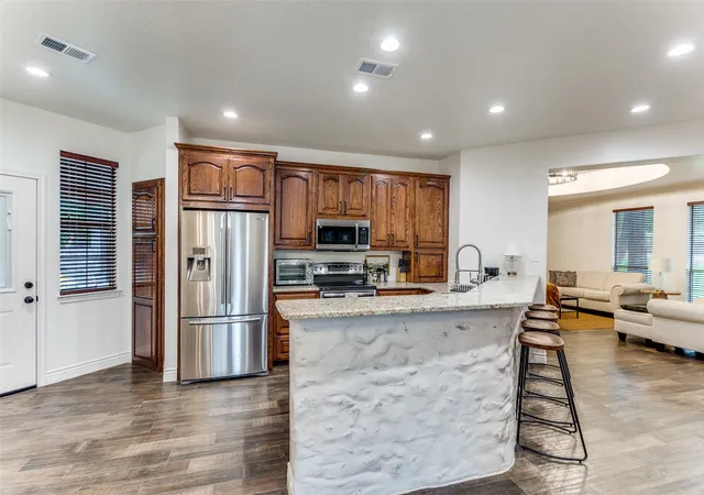 Photo 4 of House for sale at 101 Oakwood Dr, Weatherford, TX 76086 | MLS# 21221676 | Listing updated on 2026-08-03
