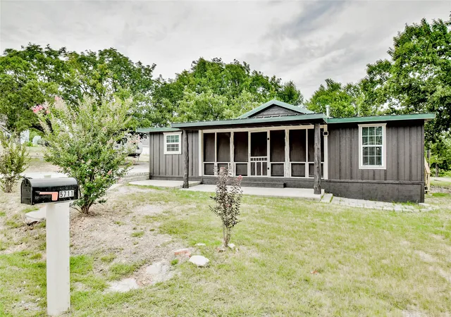 Homes for sale in Granbury, TX | 5711 Flint Dr, Granbury, TX 76048 | MLS# 21221008