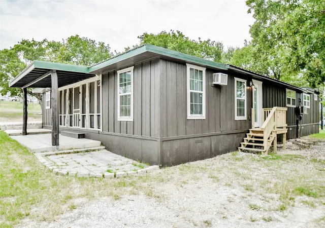 Photo 3 of Single family home for sale at 5711 Flint Dr, Granbury, TX 76048 | MLS# 21221008 | Listing updated on 2026-10-05